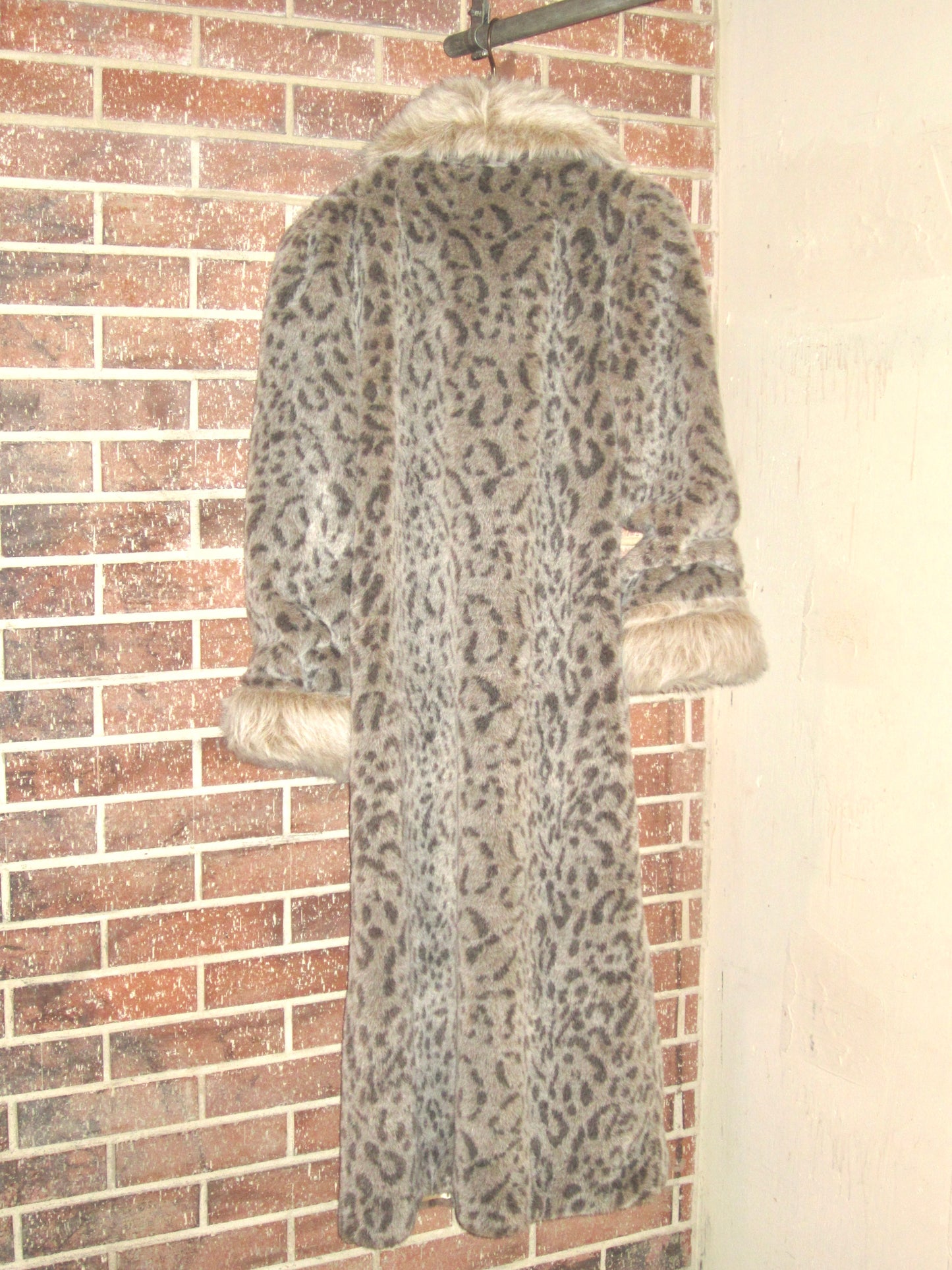 00s US vintage snow leopard faux fur long coat