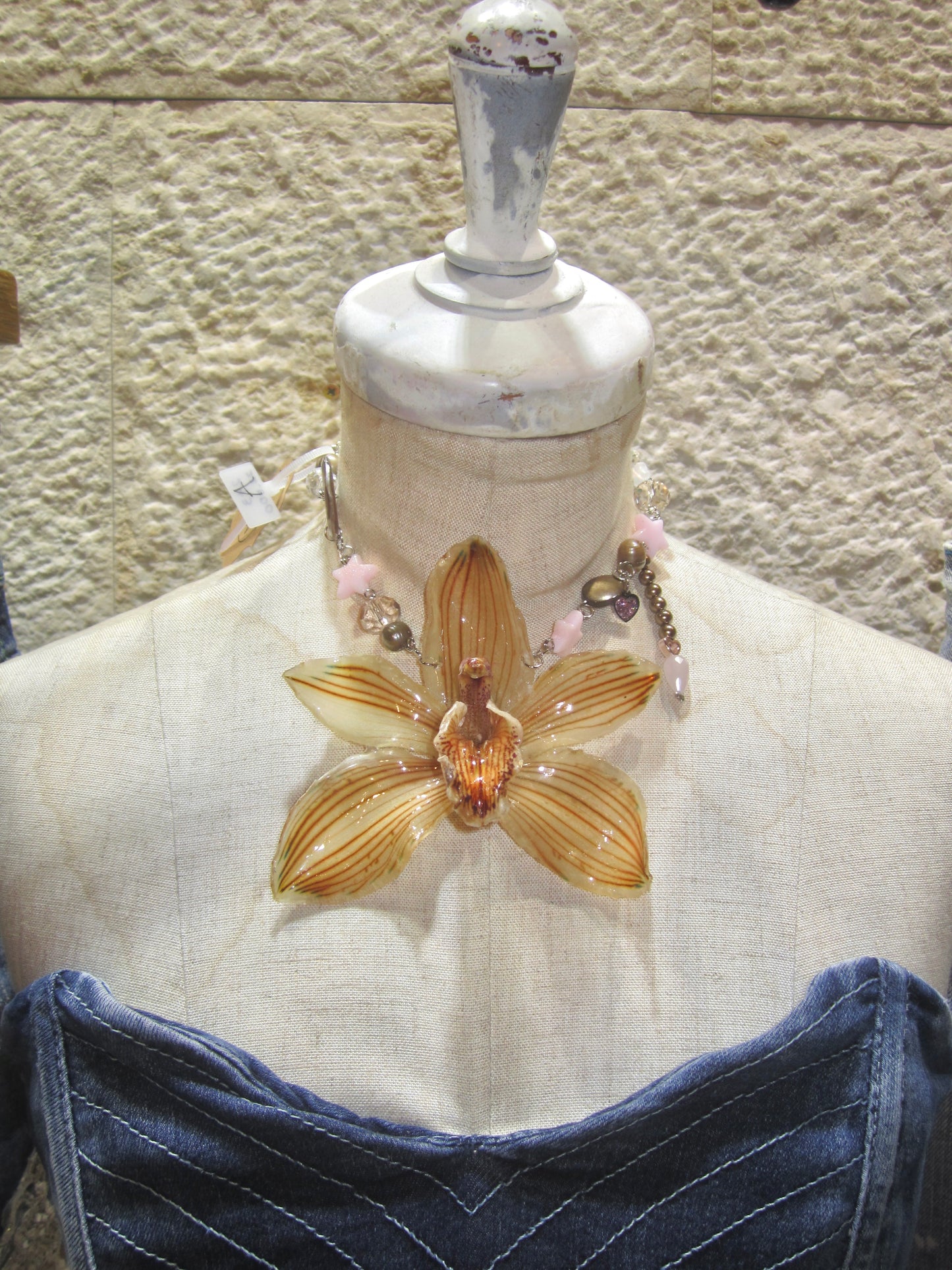 “Caramel smoke” real flower necklace