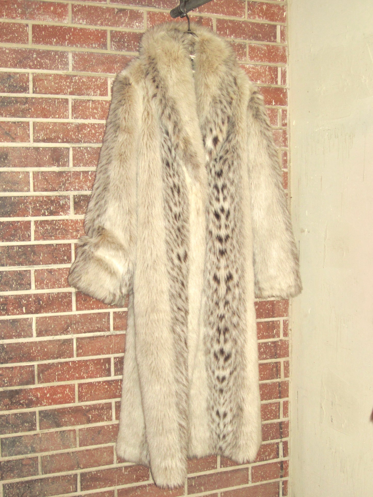 00s US exclusive white leopard faux fur long coat