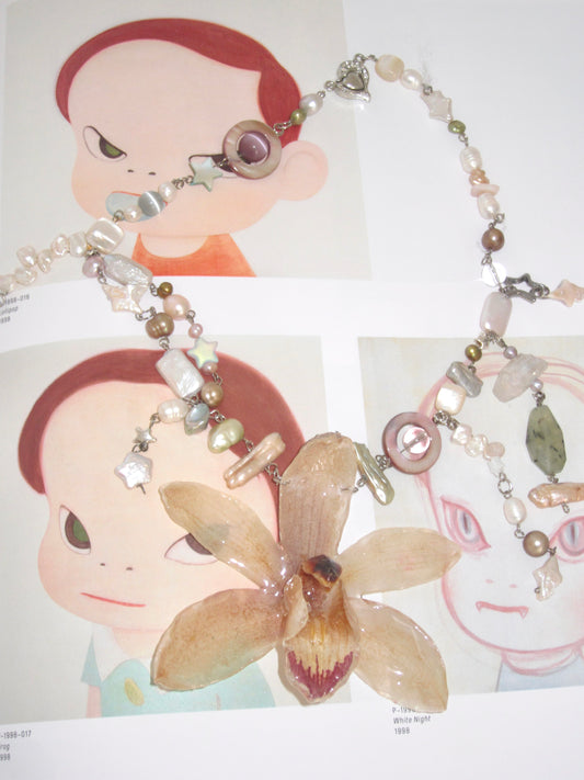 “Caramel butter” real flower necklace