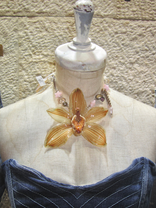 “Caramel smoke” real flower necklace