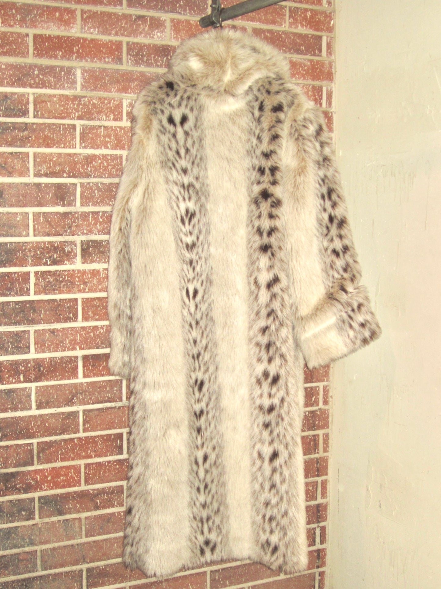 00s US exclusive white leopard faux fur long coat
