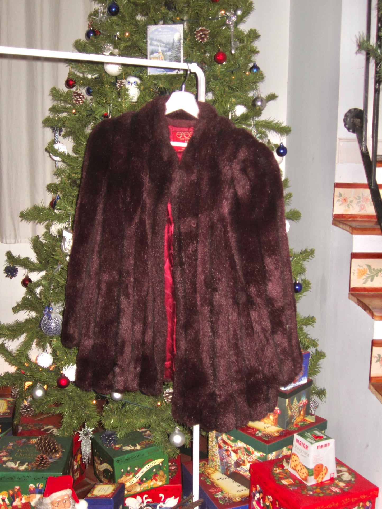 Vintage Berry noir faux fur coat