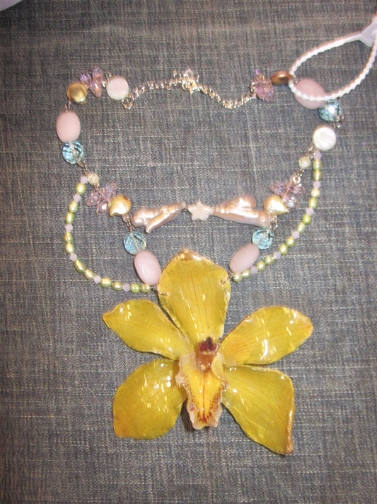 “Moon drip” real flower necklace