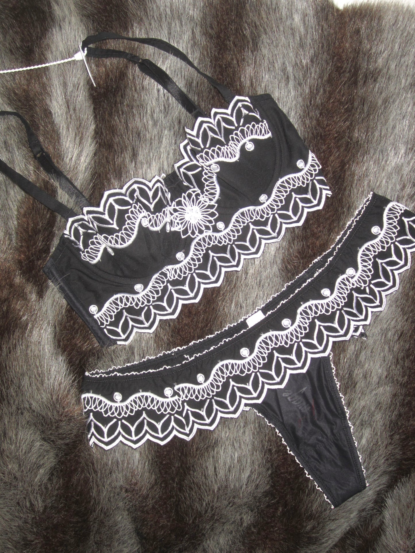 RAVAGE  SIXTIES BRASSIERE
SIGNATURE ROOM SET