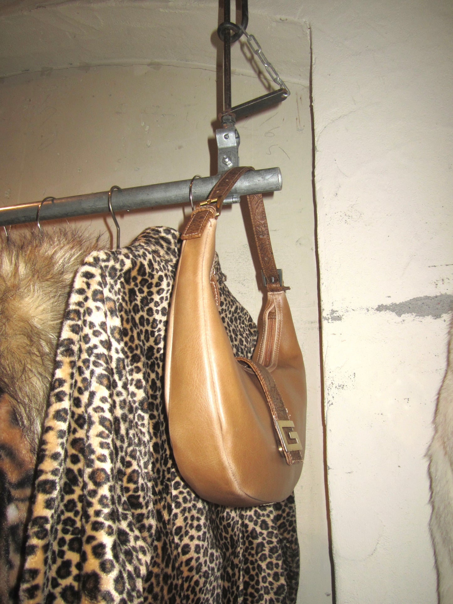 Vintage Brown Guess shoulder bag with gold hardware