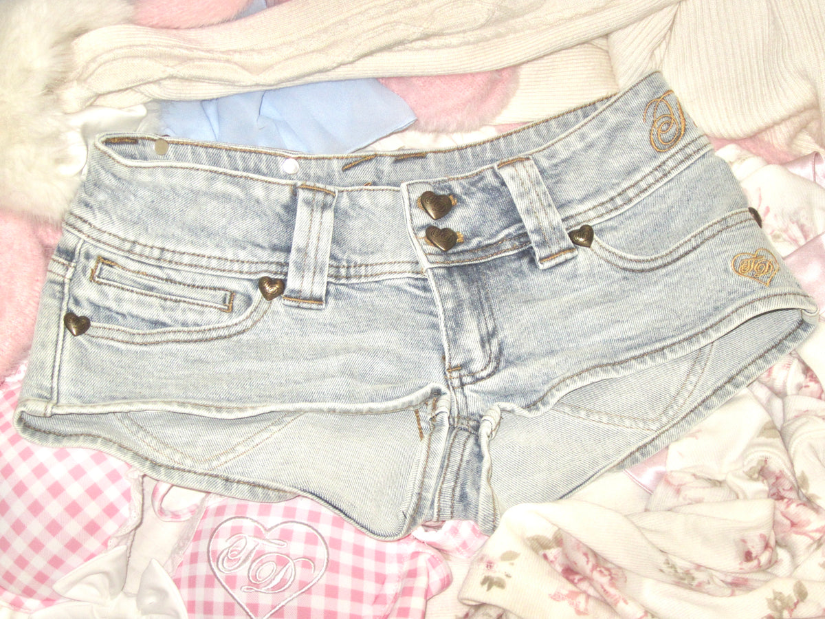 Pale Blue Heart Escapade