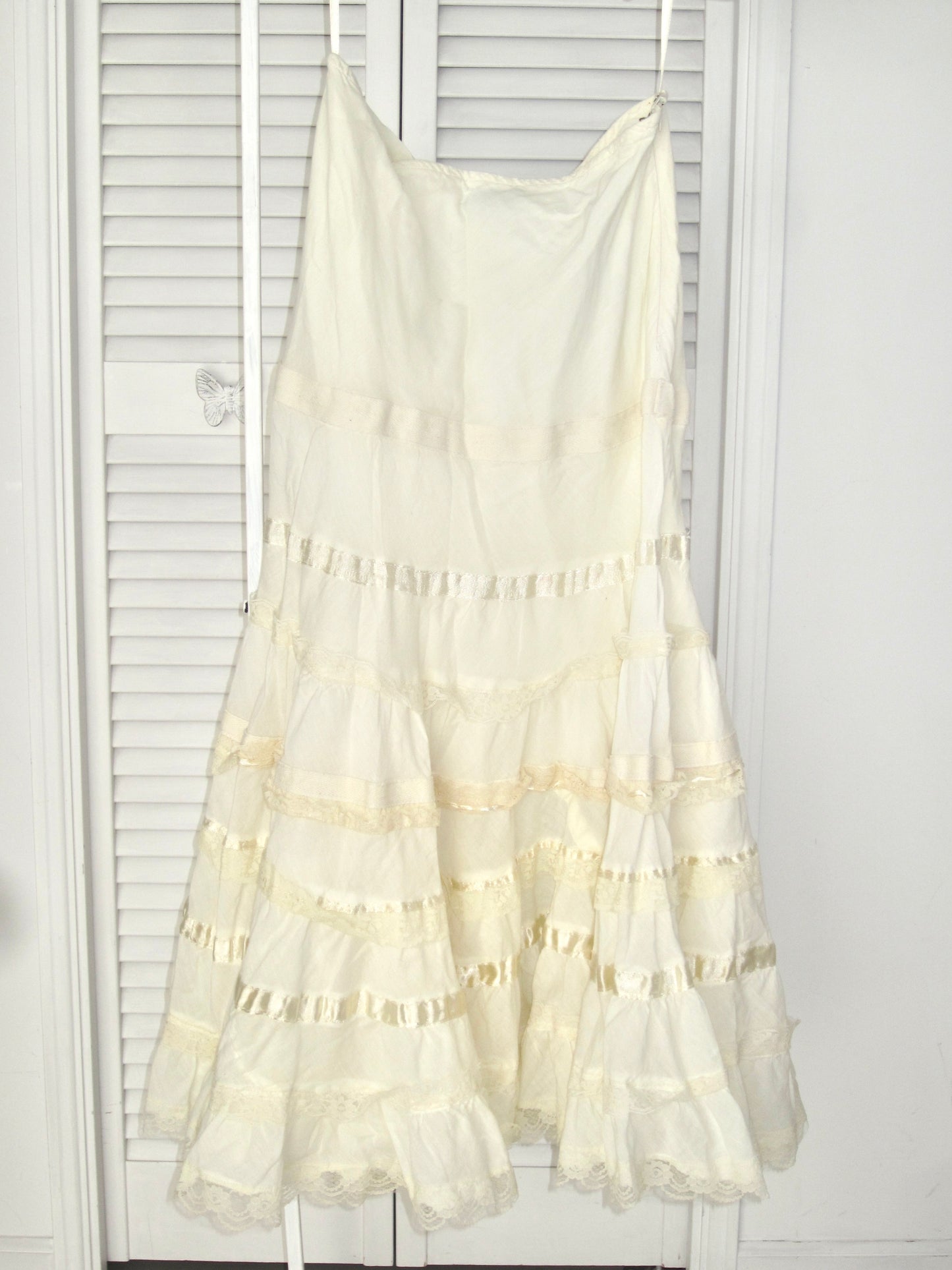Ivory Ribbon Cascade