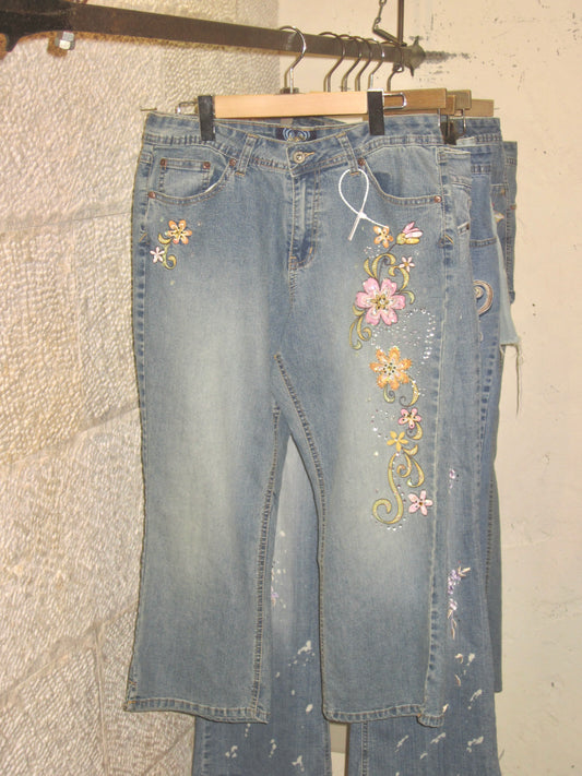 00s  embroidered capri denim pants